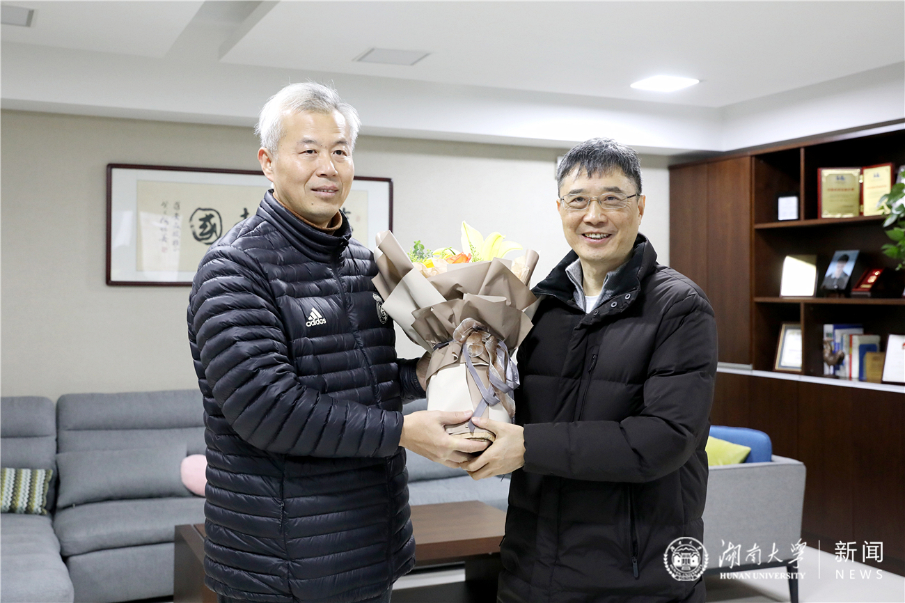 陈伟看望慰问全国先进工作者罗安院士 -湖南大学校友总会